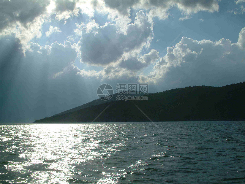 乌云的暴雨天空美丽风景天气戏剧性蓝色云景阳光戏剧多云图片