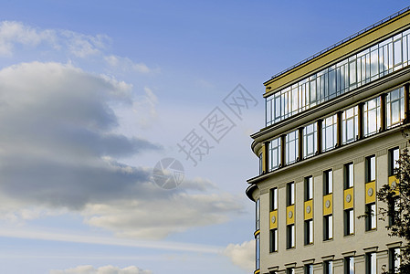 居内褐色玻璃天空公寓建筑学窗户木板高楼办公室百叶窗图片