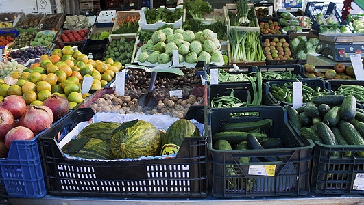 西班牙市场上的水果和蔬菜摊销点高清图片