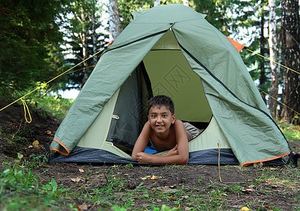 在帐篷中微笑的男孩图片