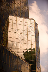 玻璃高升起和云彩的图像工作摩天大楼办公室技术商业城市建筑物市中心成功财产图片