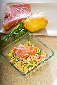 帕马火腿和土豆沙拉玻璃土豆饮食熏制火腿美食盘子桌子洋葱叶子图片