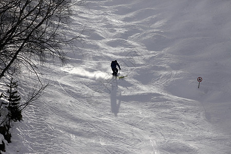 山顶的滑雪者季节性青少年男人滑雪季节假期爬坡道成人水平运动图片