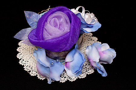 紫色玫瑰人工手工制作的玫瑰紫色纺织品蕾丝树叶蓝色奇思妙想礼物餐巾纸针线活工艺背景