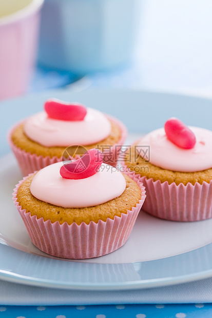 粉红纸杯蛋糕奢华糖果蓝色甜点冰镇茶会奶油饮食食物盘子图片