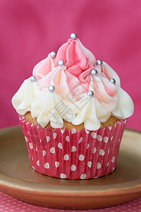 粉红和白纸杯蛋糕小雨装饰食物盘子蛋糕童话圆点斑点白色冰镇图片