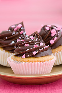 粉红巧克力蛋糕盘子饮食小雨蛋糕美食家庭食物奶油磨砂小吃图片
