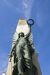 天使雕像纪念馆蓝色天空雕塑残翼金属方尖碑青铜英语图片