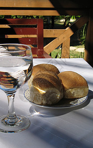 面包和水碳水用餐寒意晴天太阳午餐热带天空休息轮缘图片