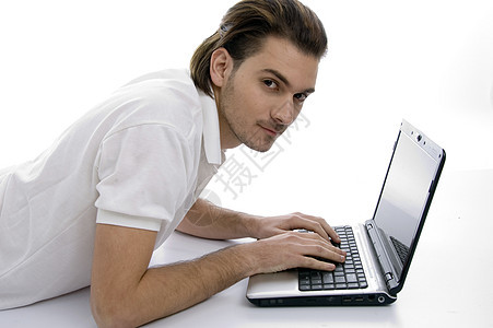 携带膝上型电脑的青年男子笔记本技术冒充白色男人男性衣服相机姿势老乡图片