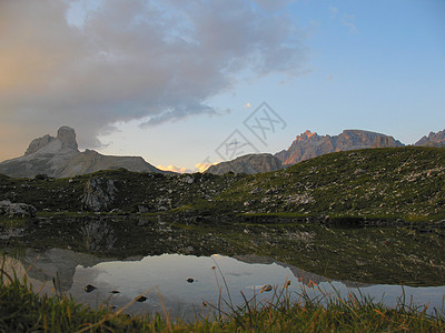 开拓新天地顶峰地面郊游健走危险远足绿色山脉踪迹岩石背景图片