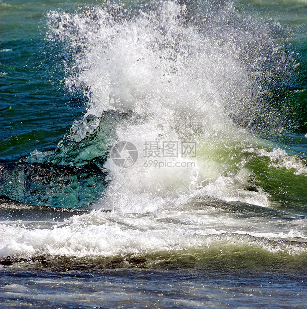 海水在海上喷洒平底锅气泡冰川运输海滩海岸寒冷海洋运动波浪图片