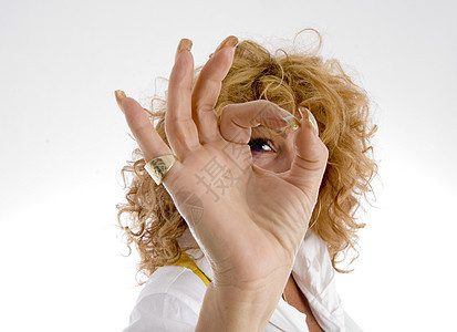 妇女显示OK符号女性中年魅力白色手势工作室水平女性化冒充姿势图片