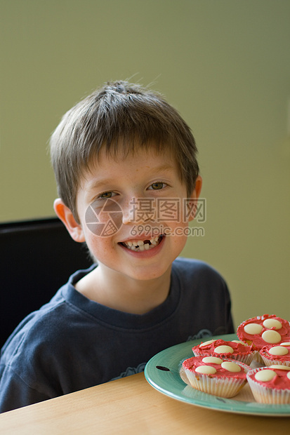 带纸杯蛋糕的男孩家庭生活幸福烘焙盘子冰镇厚脸男性蛋糕牙科小吃图片