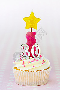 30岁生日蛋糕粉红色小雨甜点奶油蛋糕育肥磨砂小吃蜡烛数字图片