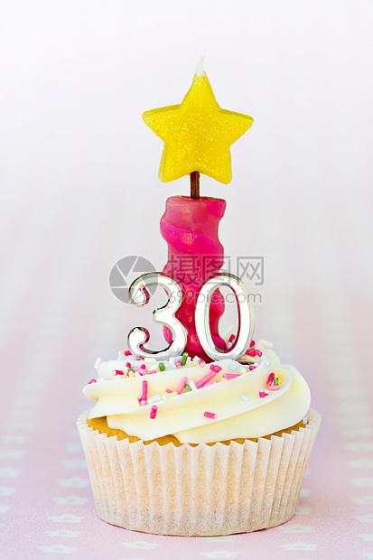 30岁生日蛋糕粉红色小雨甜点奶油蛋糕育肥磨砂小吃蜡烛数字图片