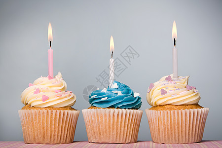 生日纸杯蛋糕烘烤小雨小吃奶油点燃甜点庆典对象蜡烛食物图片