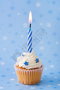 生日蛋糕蛋糕小雨烘烤大小饮食烘焙星星食物点燃背景小吃图片