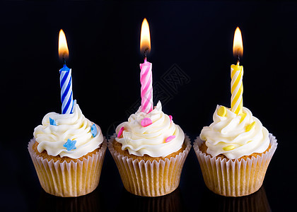 生日纸杯蛋糕黑色条纹背景点燃家庭对象庆典蜡烛食物小吃图片
