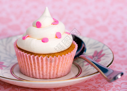 纸杯蛋糕家庭烘烤烘焙小雨饮食蛋糕甜点粉红色小吃粉色图片