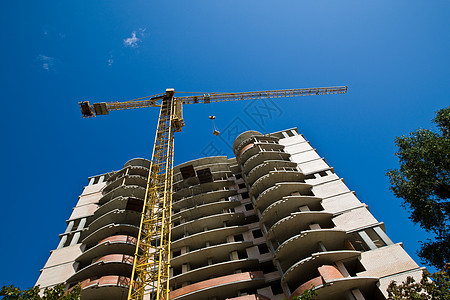 正在建造工地天空起重机建筑城市绞刑架图片