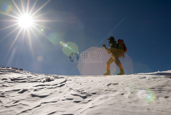 登山者挑战背包远足山腰罢工环境风景远足者斧头运动图片