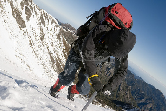 登山者山腰旅行环境背包蓝色运动远足登山天空戏剧性图片