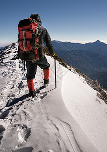 单行登山者运动旅行环境蓝色远足者背包罢工登山冒险风景图片