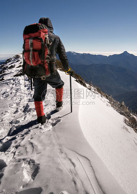 单行登山者运动旅行环境蓝色远足者背包罢工登山冒险风景图片