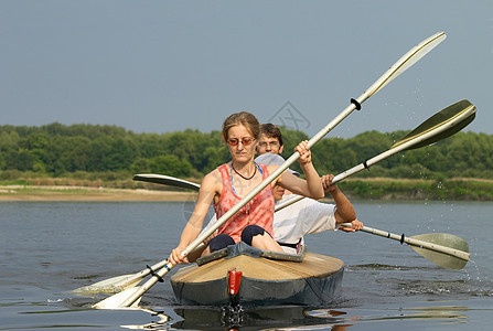 皮划艇行动追求运动独木舟旅行爱好活动旅游女性休闲图片