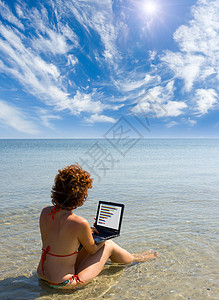 女孩在海上有笔记本电脑图片