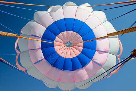 降落伞飞行行动阳光风险休闲天空运动蓝色航空运动乐趣图片