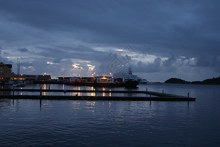 在fleorø 端口的美好的夜晚背景图片