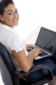 在笔记本电脑上工作的年轻女子桌面姿势技术白色衣服键盘女孩公司监控成人图片