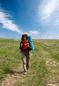 背包装女孩在犯罪山上徒步旅行图片