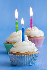 三个生日蛋糕背景饮食小吃蛋糕奶油磨砂蜡烛家庭蓝色烘烤图片