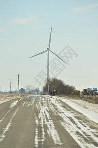 印地安那风向涡轮机在公路上迫近图片
