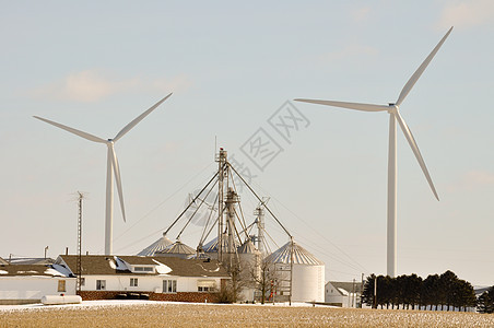 印地安那风力涡轮机飞越农场的筒仓图片