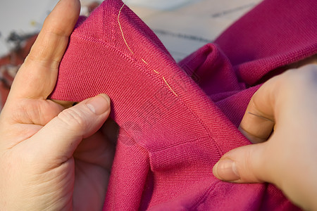 布布上的线索拇指设计师别针缝纫机穿线统治者手指工厂接缝纺织品图片