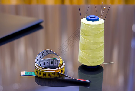 线索设计师缝纫机工作裙子缝纫制造厂制造业细绳别针统治者修理高清图片素材