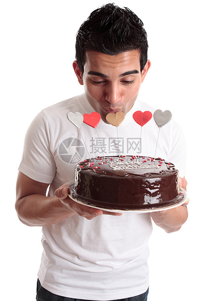浪漫的男人在蛋糕上亲吻心图片