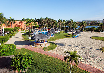 在洛斯卡布斯的一个度假度假胜地酒店建筑住宅游泳拉丁假期乐趣水池探索棕榈图片