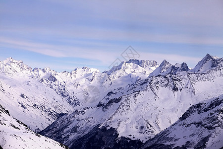 山丘和雪雪闲暇爬坡山峰阳光旅行晴天冻结冰川远足土地图片