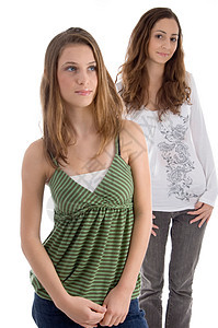 两名年轻朋友拍着镜头摆姿势白色青年女性衣服成人两个人青少年黑发朋友们友谊图片