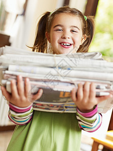 女童回收报纸循环利用休闲家庭生态乐趣女性快乐女孩青春期孩子童年图片
