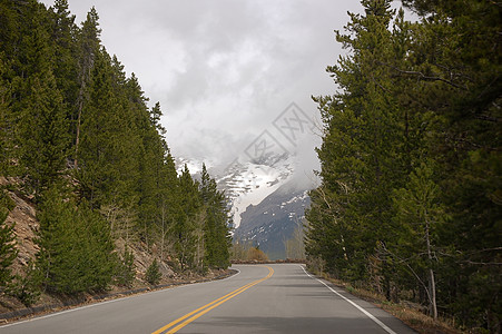 驾车进入多云的山岳树木模板山脉街道文稿背景丘陵演示图片