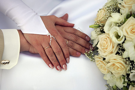 新婚夫妇握手牵手婚姻花朵夫妻手指裙子宏观浪漫女士新娘花束图片