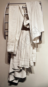 现代架架上用过的旅馆毛巾图片
