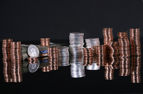一堆钱货币财富反光黑色金融硬币背景图片