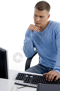 男人看电脑男性公司商务桌子商业成人腰部姿势工作室办公室图片